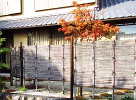和の建築物には天然の竹材がよくマッチします。